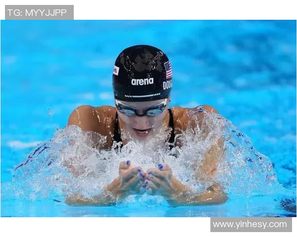 蛙泳运动员突破极限挑战自我展现速度与耐力的完美结合